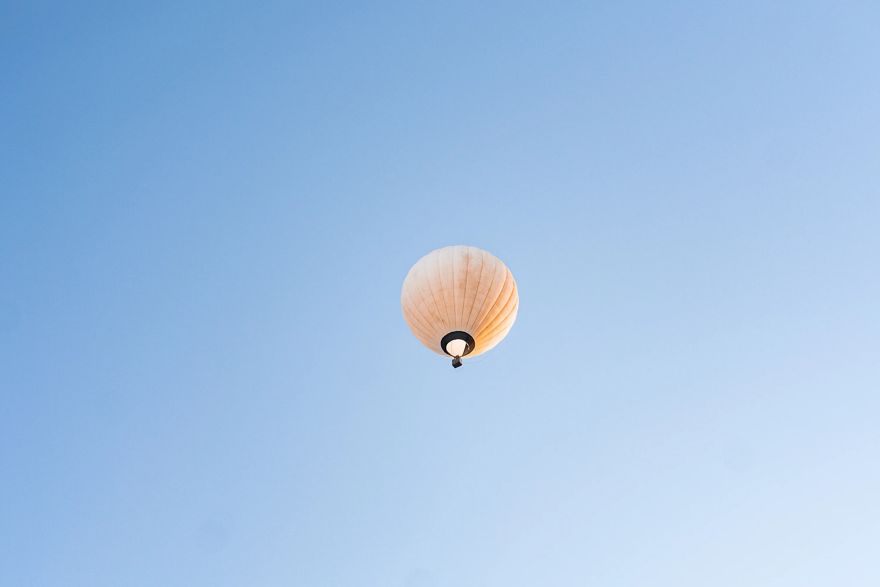 Balon publicitar galben uriaș pe cer senin