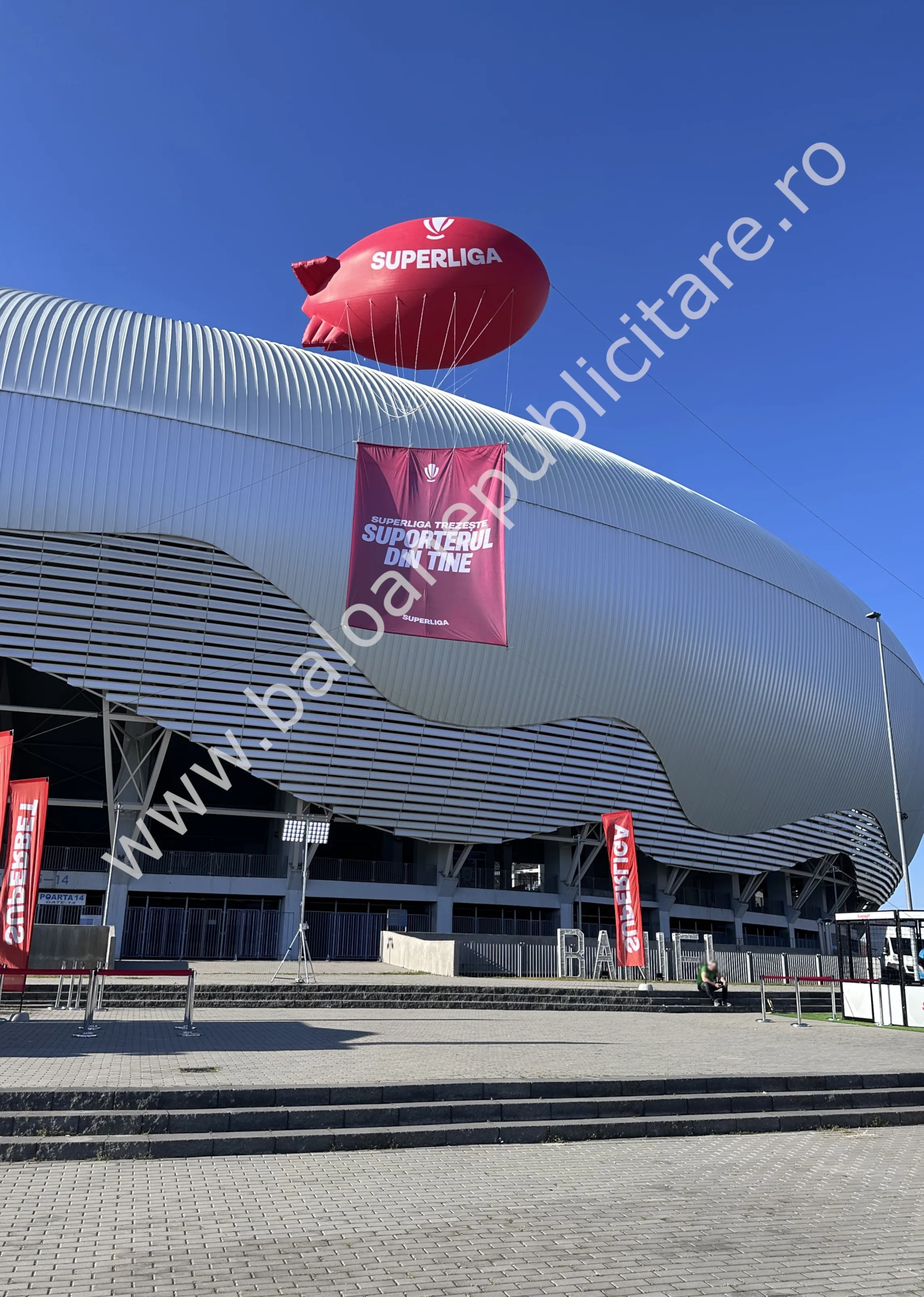 Dirijabil publicitar SUPERLIGA plutind deasupra unui stadion plin