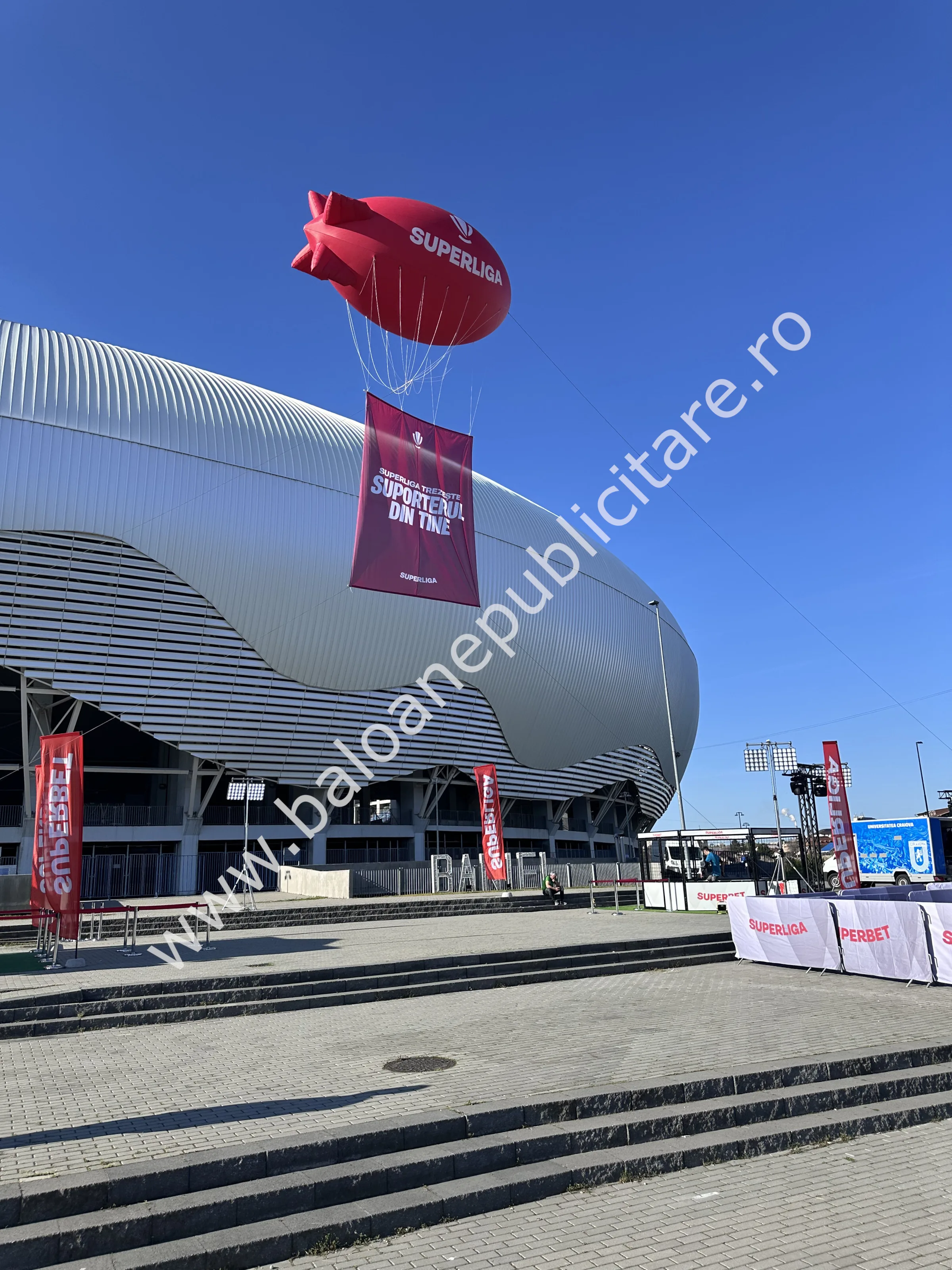 Dirijabil publicitar SUPERLIGA deasupra stadionului
