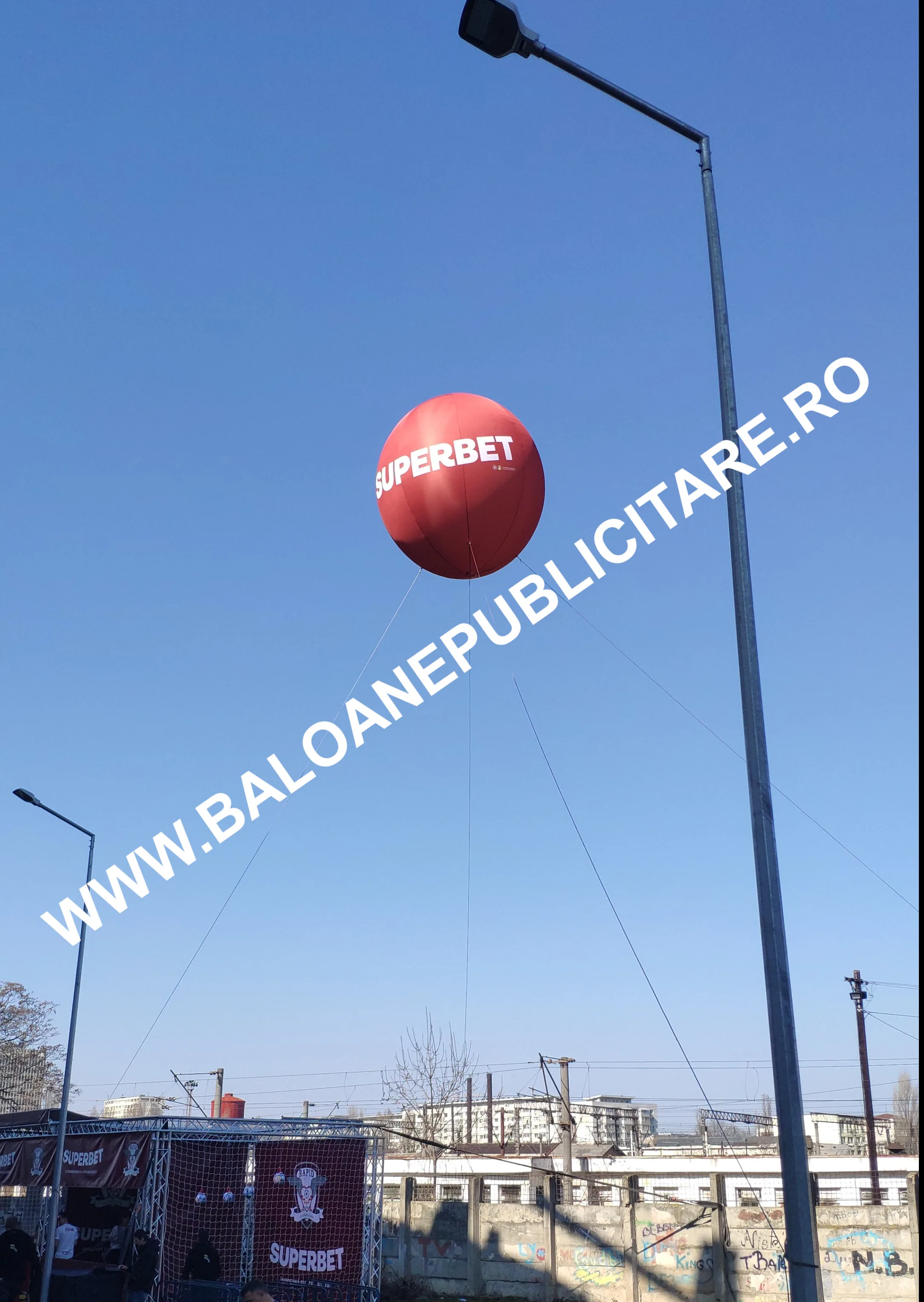 Sferă publicitară Superbet pe teren de sport